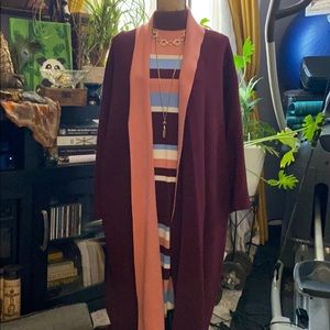 Gorgeous Eva Mendes rose and burgundy duster